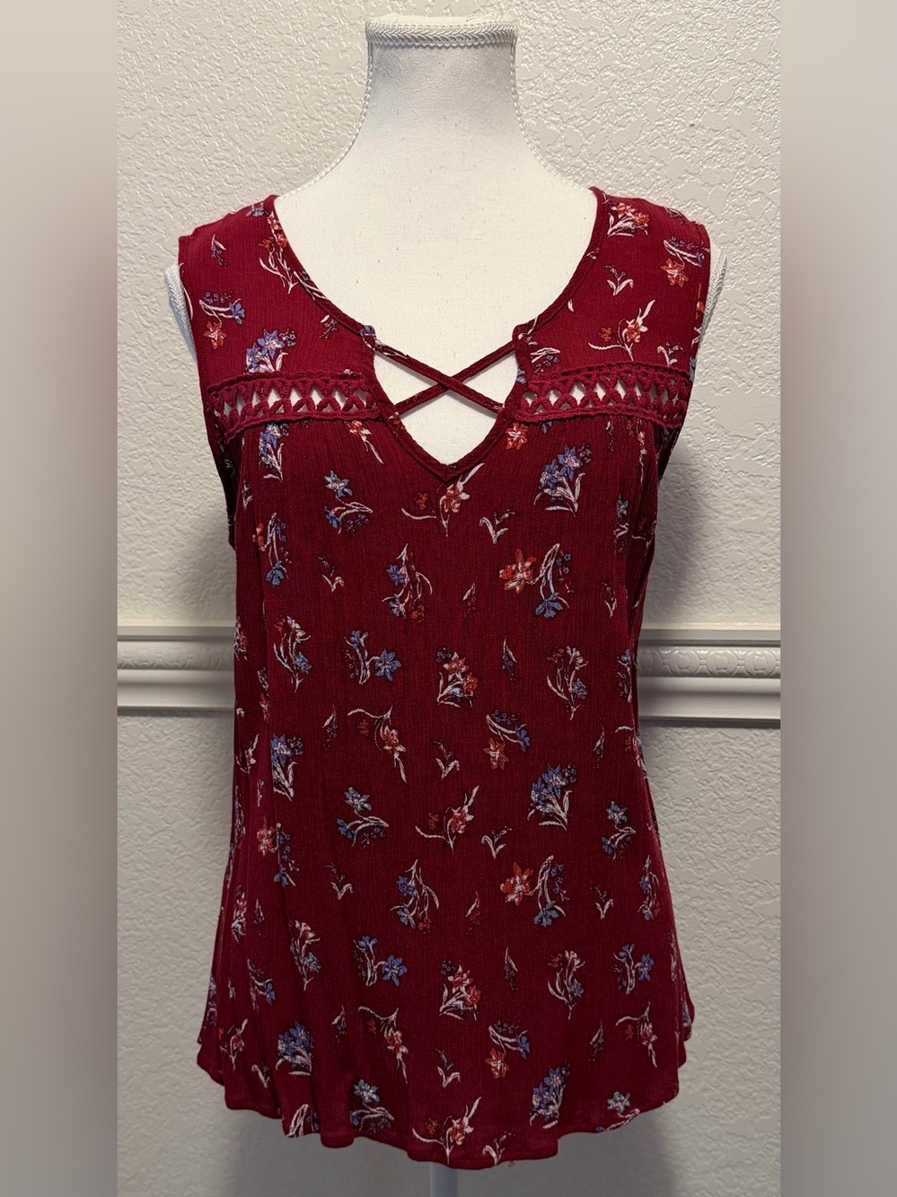 Daytrip Burgundy Floral Crisscross Crochet Lace Sleeveless Boho Top - Picture 5 of 7